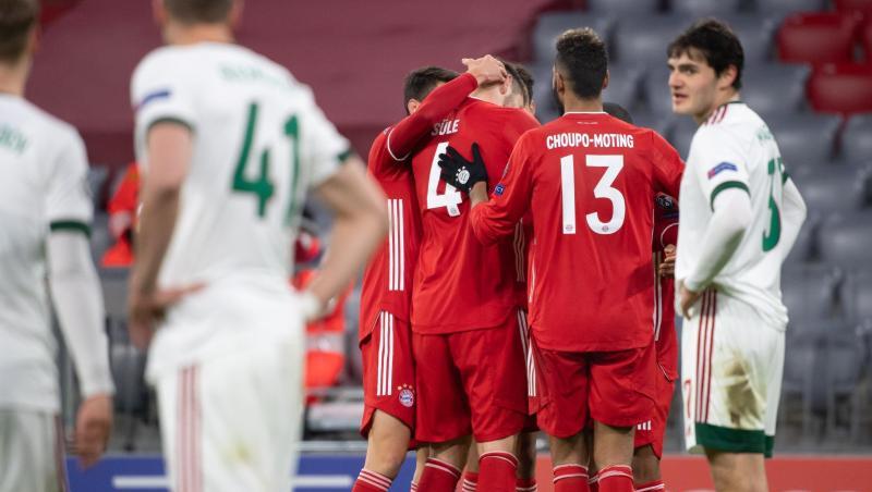Die Spieler von München (hinten) jubeln über das Tor zum 1:0 durch Süle.