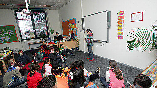 Der Lehrer steuert die elektronische Tafel, die Schüler gestalten den Unterricht – oft „in english please“. Der Lehrer steuert die elektronische Tafel, die Schüler gestalten den Unterricht – oft „in english please“.