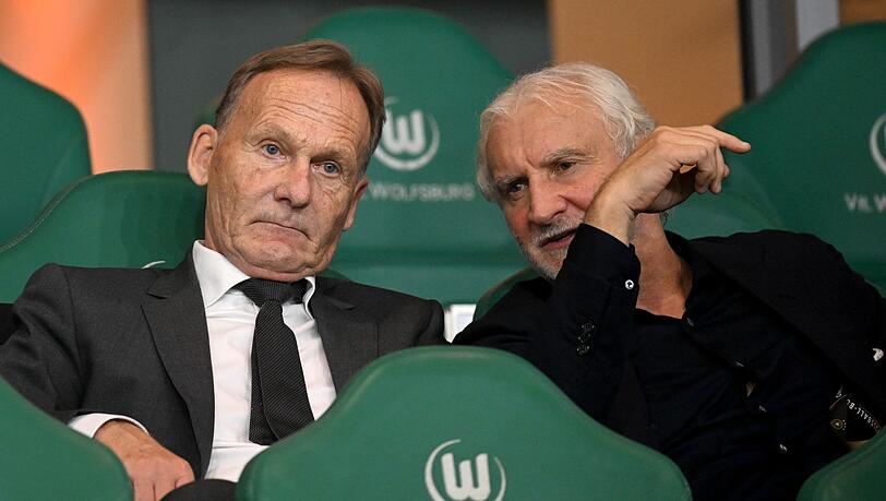DFB-Vize Hans-Joachim Watzke (l) und DFB-Sportdirektor Rudi Völler auf der Tribüne. Watzke äußerte sich zur USA-Reise und zur EM.