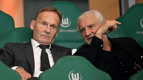 DFB-Vize Hans-Joachim Watzke (l) und DFB-Sportdirektor Rudi Völler auf der Tribüne. Watzke äußerte sich zur USA-Reise und zur EM.