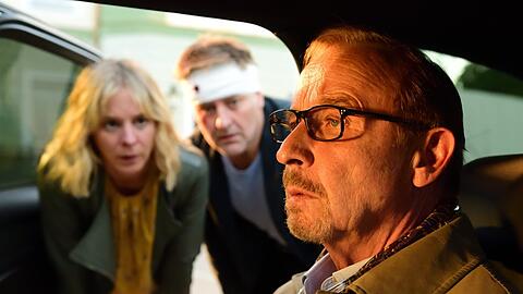 "München Mord: Die indische Methode": Angelika Flierl (Bernadette Heerwagen) und Harald Neuhauser (Marcus Mittermeier) haben ihren immer noch nicht aus der Trance erwachten Chef Schaller (Alexander Held) ins Auto verfrachtet.