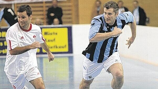 „Ich wünsche den Löwen den Aufstieg“: Davor Suker beim Grosser-Gedächtnis-Turnier gegen Nürnbergs Michael Wiesinger.F: R’steiner/AK „Ich wünsche den Löwen den Aufstieg“: Davor Suker beim Grosser-Gedächtnis-Turnier gegen Nürnbergs Michael Wiesinger.F: R’steiner/AK