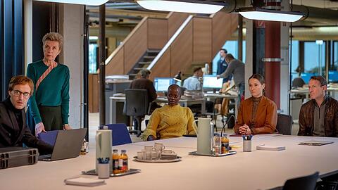 "Tatort: Im Wahn": Finn Jennewein (Thomas Niehaus) erläutert den Stand Ermittlungen anhand KI-generierter Software (mit Anna Stieblich, Florence Kasumba, Peri Baumeister, Wotan Wilke Möhring (v.l.n.r.).