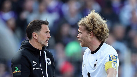Trainer, mach es doch lieber so: Falls Patrick Glöckner (l.) und 1860-Kapitän Jesper Verlaat hier nicht über die Aufstellung diskutieren, die Fans werden es bestimmt machen.