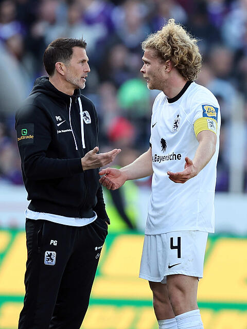 Trainer, mach es doch lieber so: Falls Patrick Glöckner (l.) und 1860-Kapitän Jesper Verlaat hier nicht über die Aufstellung diskutieren, die Fans werden es bestimmt machen.