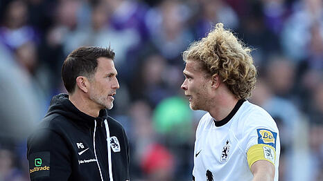 Trainer, mach es doch lieber so: Falls Patrick Glöckner (l.) und 1860-Kapitän Jesper Verlaat hier nicht über die Aufstellung diskutieren, die Fans werden es bestimmt machen.