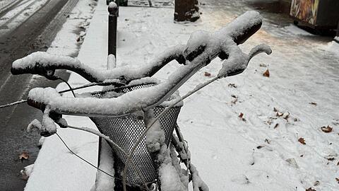 Dass Schnee liegen bleibt, ist in Paris selten.