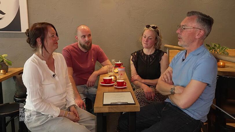 Cordula, Frederik, Shirin und Tobi (von links) rätseln, was es heute zu essen gibt. Cordula, Frederik, Shirin und Tobi (von links) rätseln, was es heute zu essen gibt.