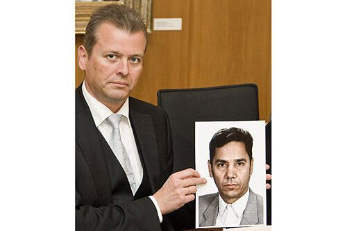 Besorgt um den Menschenrechspreisträger: Nürnbergs OB Ulrich Maly mit einem Foto von Abdolfattah Soltani.