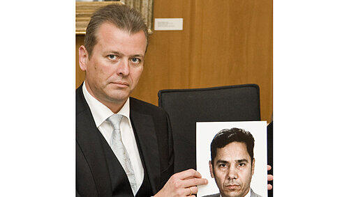 Besorgt um den Menschenrechspreisträger: Nürnbergs OB Ulrich Maly mit einem Foto von Abdolfattah Soltani. Besorgt um den Menschenrechspreisträger: Nürnbergs OB Ulrich Maly mit einem Foto von Abdolfattah Soltani.
