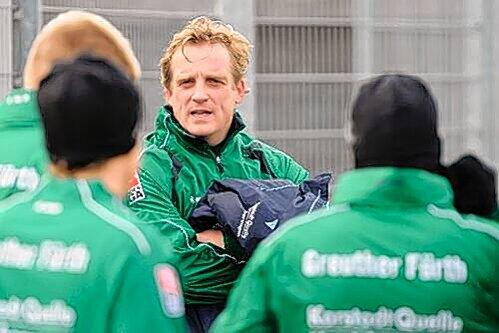 Klare Ansagen an die Mannschaft: Fürths neuer Trainer Mike Büskens.