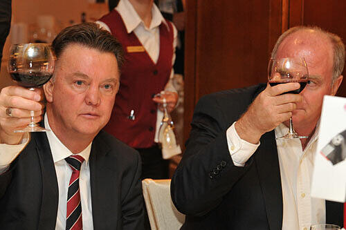 Bayern-Traienr Louis van Gaal und Präsident Uli Hoeneß feiern den Sieg gegen Cluj beim Festbankett