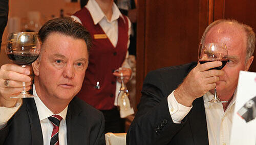 Bayern-Traienr Louis van Gaal und Präsident Uli Hoeneß feiern den Sieg gegen Cluj beim Festbankett Bayern-Traienr Louis van Gaal und Präsident Uli Hoeneß feiern den Sieg gegen Cluj beim Festbankett