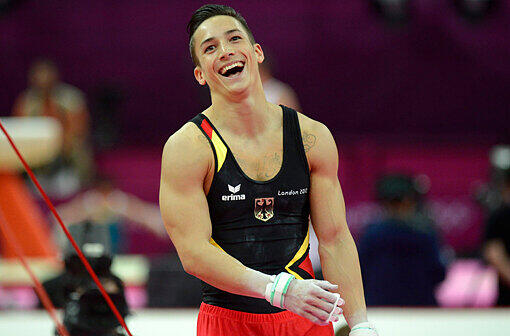 Der Münchner Marcel Nguyen hat im Mehrkampf der Turner sensationell die Silbermedaille gewonnen. Der 24 Jahre alte Barren-Europameister sammelte 91.031 Punkte. Olympiasieger wurde der Japaner Kohei Uchimura (92.690).