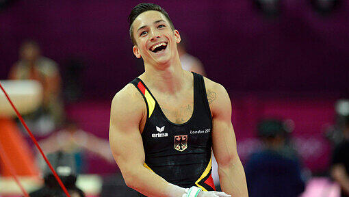 Der Münchner Marcel Nguyen hat im Mehrkampf der Turner sensationell die Silbermedaille gewonnen. Der 24 Jahre alte Barren-Europameister sammelte 91.031 Punkte. Olympiasieger wurde der Japaner Kohei Uchimura (92.690). Der Münchner Marcel Nguyen hat im Mehrkampf der Turner sensationell die Silbermedaille gewonnen. Der 24 Jahre alte Barren-Europameister sammelte 91.031 Punkte. Olympiasieger wurde der Japaner Kohei Uchimura (92.690).