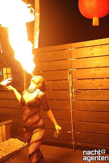 Und auf der Terrasse spritzte das Feuer aus einer Akteurin. Mehr Bilder unter www.nachtagenten.de