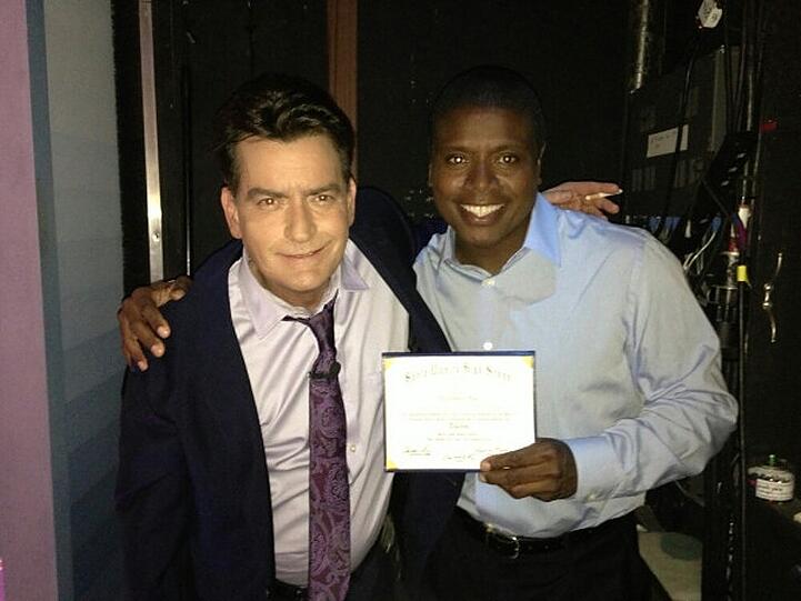 Charlie Sheen (l) und sein Kumpel Tony Todd freuen sich über das Diplom