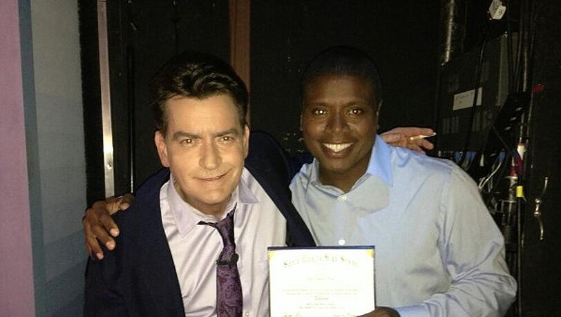 Charlie Sheen (l) und sein Kumpel Tony Todd freuen sich über das Diplom Charlie Sheen (l) und sein Kumpel Tony Todd freuen sich über das Diplom