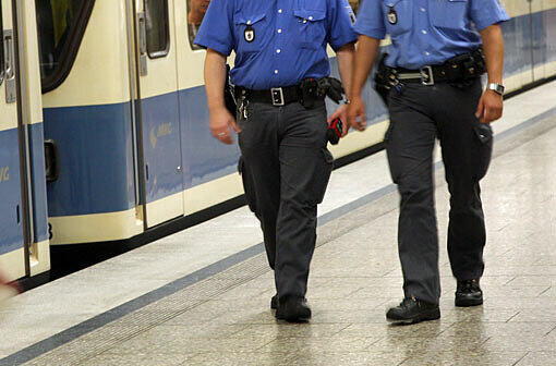 Mitarbeiter der U-Bahnwache bei einem Rundgang in der Röhre. (Symbolbild)