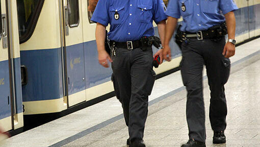 Mitarbeiter der U-Bahnwache bei einem Rundgang in der Röhre. (Symbolbild) Mitarbeiter der U-Bahnwache bei einem Rundgang in der Röhre. (Symbolbild)
