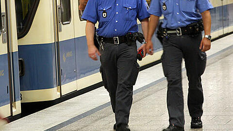 Mitarbeiter der U-Bahnwache bei einem Rundgang in der Röhre. (Symbolbild)