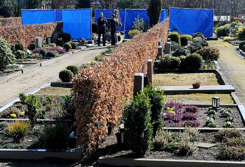 Friedhof in Ganderkesee: Acht Leichen werden exhumiert. Gibt es noch mehr Opfer von Niels H.? Der Krankenpfleger hat immer wieder Patienten totgespritzt.