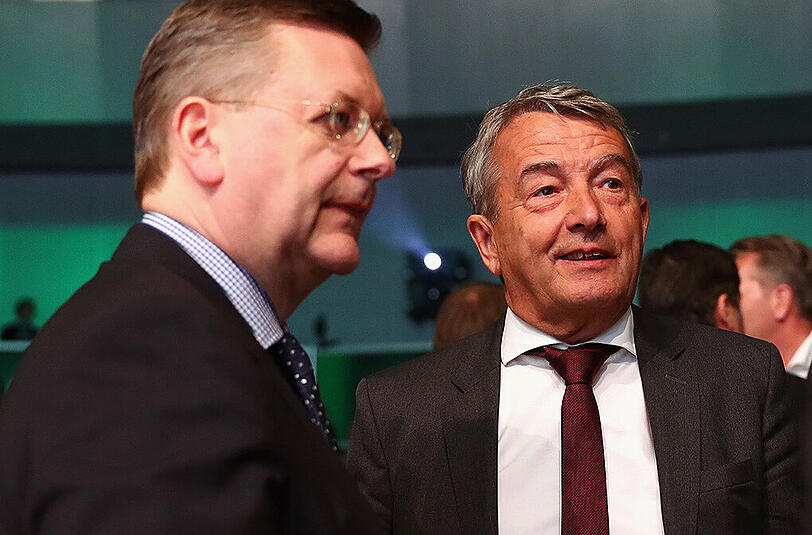 DFB-Präsident Reinhard Grindel und sein Vorgänger Wolfgang Niersbach (rechts).