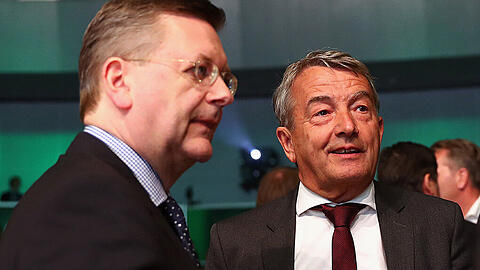 DFB-Präsident Reinhard Grindel und sein Vorgänger Wolfgang Niersbach (rechts).