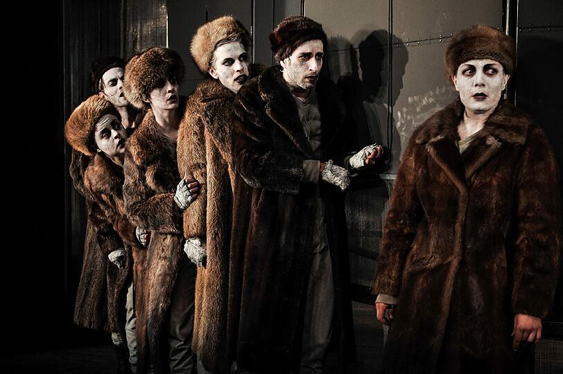 Silas Breiding, Pola Jane O?Mara, Carolin Hartmann, Silas Breiding, Mehmet Sözer und Mara Widmann in "Das Schloss"