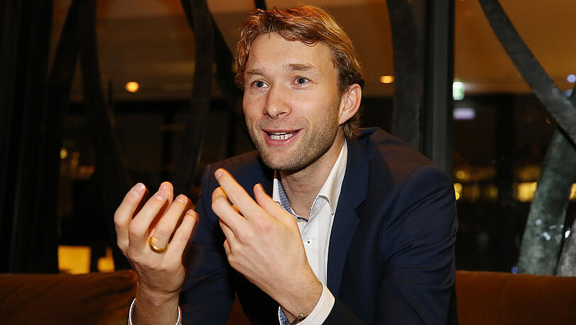 Simon Rolfes war zehn Jahre für Bayer Leverkusen aktiv und hat 26 Länderspiele für die deutsche Nationalmannschaft absolviert. 2015 beendete er seine sportliche Karriere.