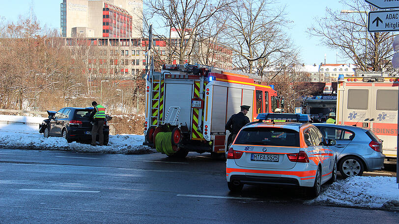 Bei dem Unfall auf der Garmischer Straße wurden insgesamt vier Menschen verletzt.