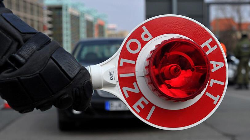 Bei einer Verkehrskontrolle in Obergiesing zieht die Polizei München einen Mehrfachsünder aus dem Verkehr. (Symbolbild)