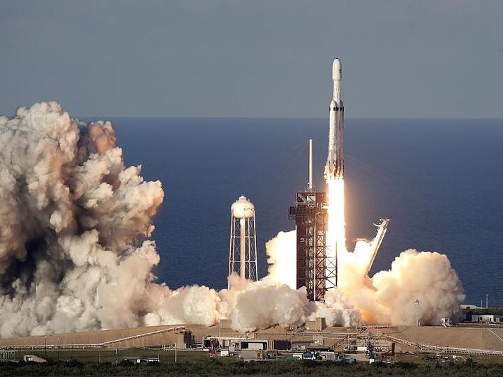 Die Schwerlastrakete "Falcon Heavy" hebt vom Weltraumbahnhof Cape Canaveral in Florida ab.