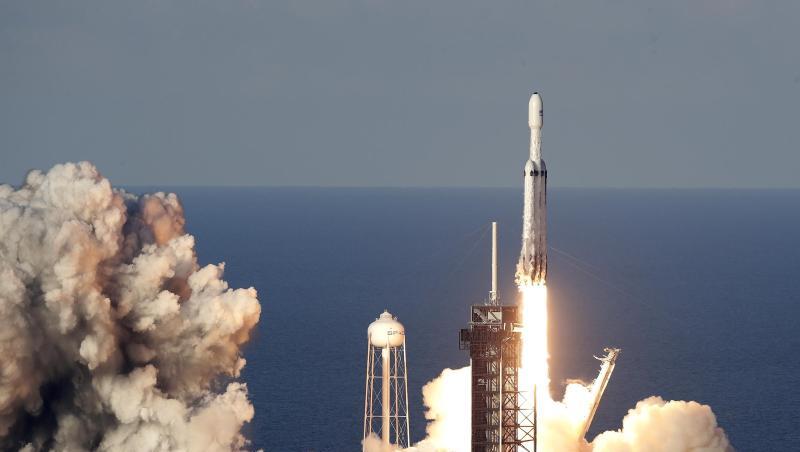 Die Schwerlastrakete "Falcon Heavy" hebt vom Weltraumbahnhof Cape Canaveral in Florida ab. Die Schwerlastrakete "Falcon Heavy" hebt vom Weltraumbahnhof Cape Canaveral in Florida ab.