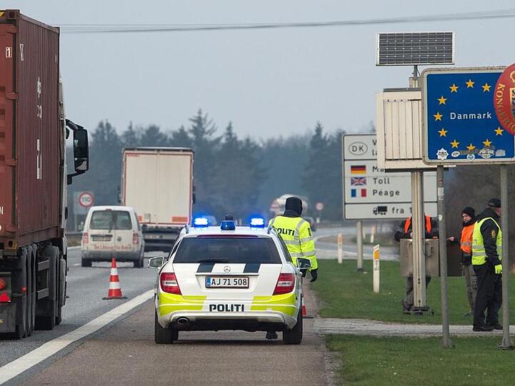 Dänische Polizisten kontrollieren an dem deutsch-dänischen Grenzübergang auf der Autobahn 7 den Verkehr. Ab Samstagmittag werden die Grenzen dicht gemacht.