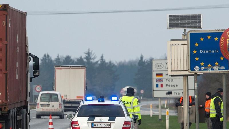 Dänische Polizisten kontrollieren an dem deutsch-dänischen Grenzübergang auf der Autobahn 7 den Verkehr. Ab Samstagmittag werden die Grenzen dicht gemacht. Dänische Polizisten kontrollieren an dem deutsch-dänischen Grenzübergang auf der Autobahn 7 den Verkehr. Ab Samstagmittag werden die Grenzen dicht gemacht.