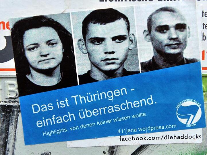 Ein Aufkleber mit den Portraits der Mitglieder der NSU-Terrorzelle.