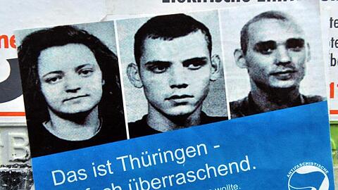 Ein Aufkleber mit den Portraits der Mitglieder der NSU-Terrorzelle.