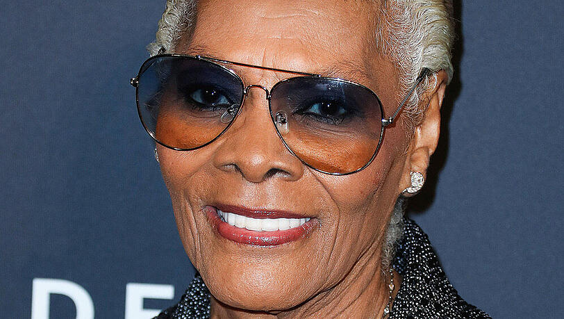 Dionne Warwick hat ihren 80. Geburtstag virtuell auf Twitter gefeiert. Dionne Warwick hat ihren 80. Geburtstag virtuell auf Twitter gefeiert.