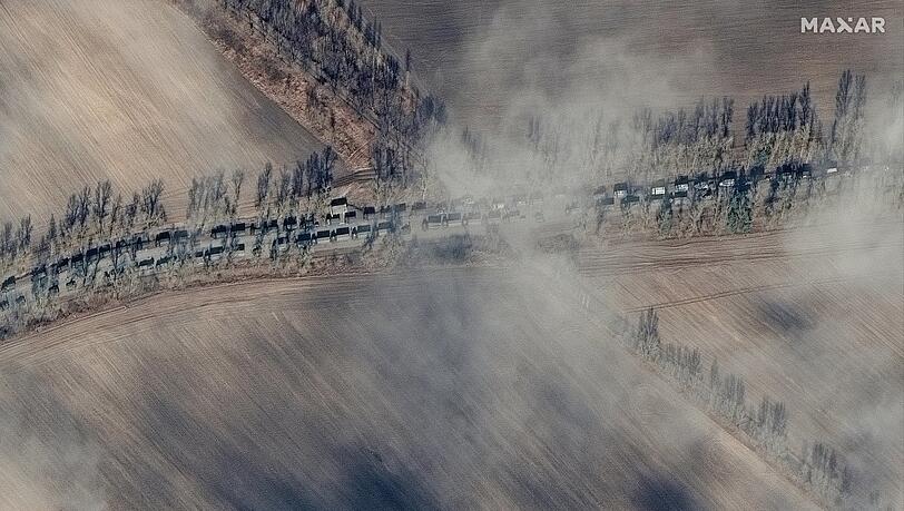 Das Satellitenbild zeigt russische Bodentruppen mit Militärfahrzeugen in einem Konvoi nordöstlich von Iwankiw in der Ukraine, der sich in Richtung Kiew bewegt. Das Satellitenbild zeigt russische Bodentruppen mit Militärfahrzeugen in einem Konvoi nordöstlich von Iwankiw in der Ukraine, der sich in Richtung Kiew bewegt.