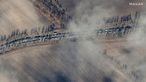 Das Satellitenbild zeigt russische Bodentruppen mit Militärfahrzeugen in einem Konvoi nordöstlich von Iwankiw in der Ukraine, der sich in Richtung Kiew bewegt.