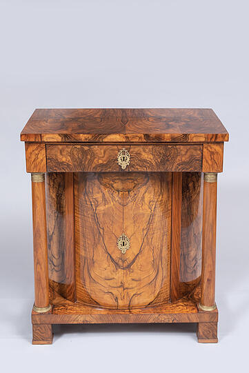 Biedermeier-Halbschrank. Baden, um 1815/20. Nussbaum furniert. Stand K19.
