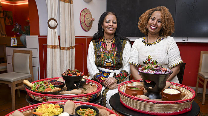 Elsi Eido (l.) und Eyerus Admasu sind nicht nur Freundinnen, sondern ab sofort auch Küchen-Kolleginnen. Im neuen Restaurant in der Zenettistraße schwingen sie gemeinsam den Kochlöffel.