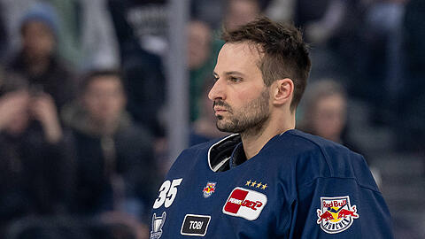 Torwart Mathias Niederberger musste beim Playoff-Sieg gegen die Adler Mannheim verletzungsbedingt vom Eis.
