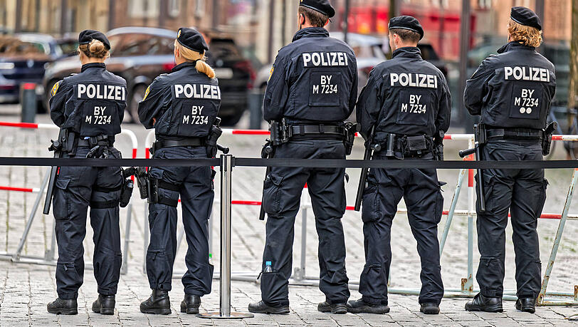 Fast 300 Beamte für eine Feier mit etwa 350 Gästen: Die Polizei löst eine getarnte Hochzeit auf.