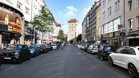 Noch gibt es Parkplätze in der Altstadt wie hier im Tal. Das Konzept sieht vor, Hunderte zu streichen.
