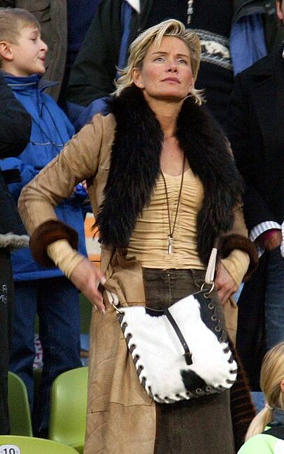Claudia Effenberg (damals noch Claudia Strunz) auf der Tribüne während eines Bundesligaspiels ihres Partners Stefan Effenberg, den sie 2004 heiratete. Claudia Effenberg (damals noch Claudia Strunz) auf der Tribüne während eines Bundesligaspiels ihres Partners Stefan Effenberg, den sie 2004 heiratete.