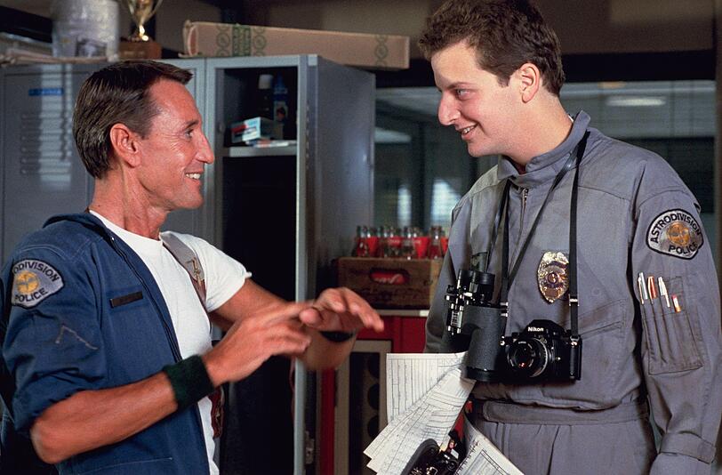 Officer Frank Murphy (Roy Scheider, links) und der junge Polizist Richard Lymangood (Daniel Stern) wurden als Piloten des neuen, extrem leistungsfähigen Hubschraubers "Blue Thunder" ausgewählt. Officer Frank Murphy (Roy Scheider, links) und der junge Polizist Richard Lymangood (Daniel Stern) wurden als Piloten des neuen, extrem leistungsfähigen Hubschraubers "Blue Thunder" ausgewählt.