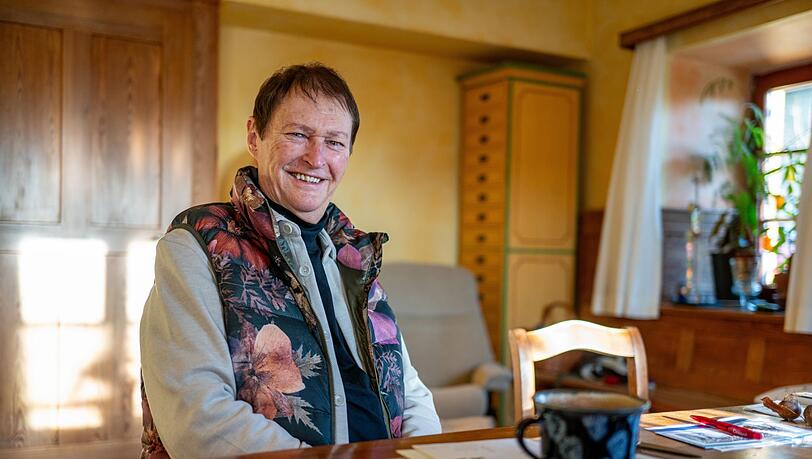 Hans-Jürgen Buchner alias Haindling in der Stube seines Wohnhauses. Er komponierte die Titelmusik von "Irgendwie und Sowieso". Hans-Jürgen Buchner alias Haindling in der Stube seines Wohnhauses. Er komponierte die Titelmusik von "Irgendwie und Sowieso".