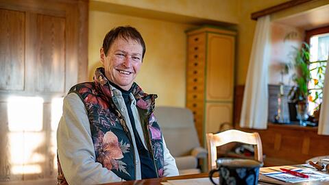 Hans-J&uuml;rgen Buchner alias Haindling in der Stube seines Wohnhauses. Er komponierte die Titelmusik von "Irgendwie und Sowieso".